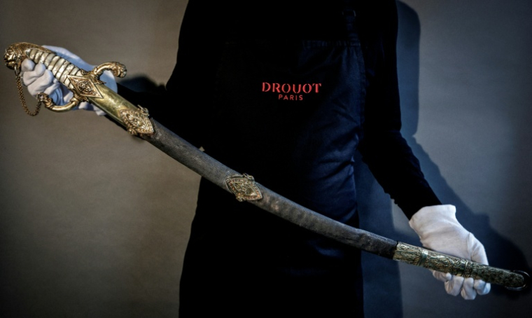 Un sabre ayant appartenu à Napoléon exposé à l'hôtel Drouot avant sa vente aux enchères en mai, le 25 avril 2025 à Paris ( AFP / STEPHANE DE SAKUTIN )
