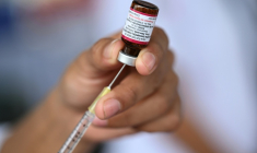 Préparation d'une dose de vaccin contre la rougeole, lors d'une campagne de vaccination à Mexico, le 17 septembre 2025 ( AFP / Yuri CORTEZ )