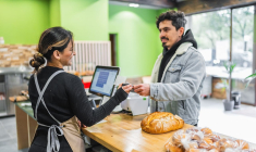 (Savez-vous qui est la star au passage en caisse des petits commerces en France ? - Visuel Adobe Stock)