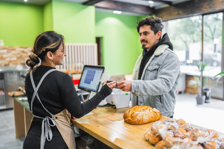 (Savez-vous qui est la star au passage en caisse des petits commerces en France ? - Visuel Adobe Stock)