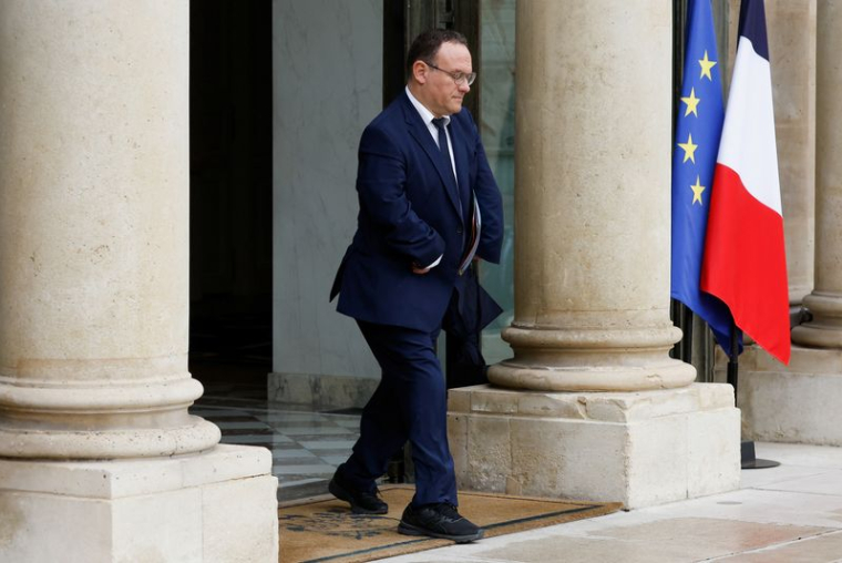 FRANCE: ABAD RÉFUTE LES ACCUSATIONS DE VIOL ET RESTE MINISTRE