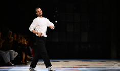 Matthieu Blazy lors du défilé Bottega Veneta à la Fashion Week de Milan en septembre 2023 ( AFP / GABRIEL BOUYS )