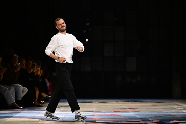 Matthieu Blazy lors du défilé Bottega Veneta à la Fashion Week de Milan en septembre 2023 ( AFP / GABRIEL BOUYS )