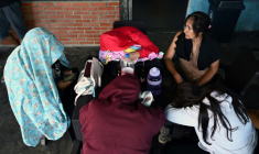 Des proches des prisonniers attendant leur devant la prison El Rodeo I à Guatire, dans l'État de Miranda,le 9 janvier 2026 ( AFP / RONALDO SCHEMIDT )