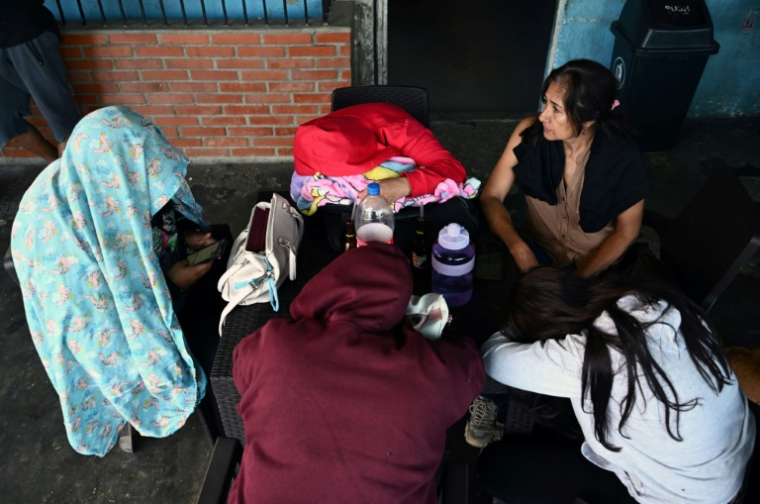Des proches des prisonniers attendant leur devant la prison El Rodeo I à Guatire, dans l'État de Miranda,le 9 janvier 2026 ( AFP / RONALDO SCHEMIDT )