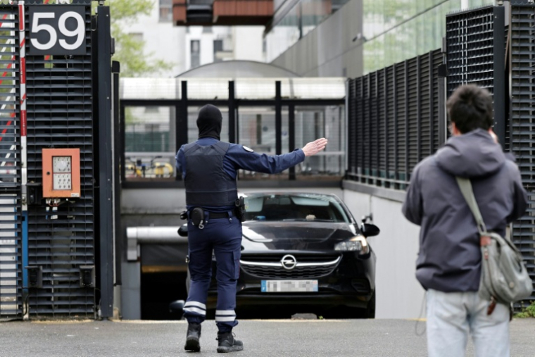 Une voiture quitte bâtiment de l'Office national antifraude (Onaf), où le chanteur, rappeur et auteur-compositeur-interprète congolais Gims, anciennement connu sous le nom de Maître Gims, est interrogé, le 27 mars 2026 à Ivry-sur-Seine, dans le Val-de-Marne ( AFP / STEPHANE DE SAKUTIN )