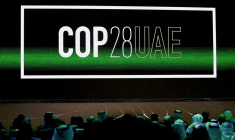 Le logo " Cop28 UAE " sur l'écran lors de la cérémonie d'ouverture de la Semaine du développement durable d'Abou Dhabi