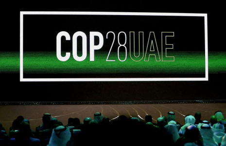Le logo " Cop28 UAE " sur l'écran lors de la cérémonie d'ouverture de la Semaine du développement durable d'Abou Dhabi