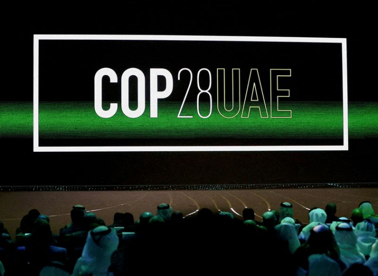 Le logo " Cop28 UAE " sur l'écran lors de la cérémonie d'ouverture de la Semaine du développement durable d'Abou Dhabi