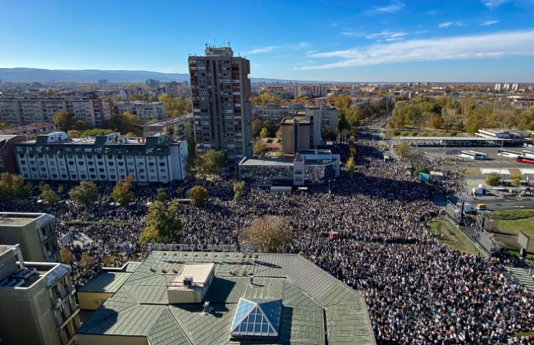 Plusieurs dizaines de milliers de personnes rassemblées en hommage aux victimes de l'accident mortel de la gare serbe de Novi Sad survenu il y a un an jour pour jour, le 1er novembre 2025 à Novi Sad ( AFP / Rusmir SMAJILHODZIC )