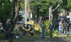 Des membres de la police colombienne inspectent la zone d'une explosion au camion piégé à Cali, en Colombie, le 21 août 2025 ( AFP / Oswaldo Páez )