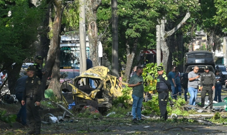 Des membres de la police colombienne inspectent la zone d'une explosion au camion piégé à Cali, en Colombie, le 21 août 2025 ( AFP / Oswaldo Páez )