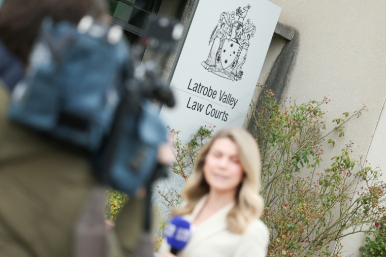 Des journalistes devant le palais de justice où s'ouvre le procès d'Erin Patterson, accusée de trois meurtres avec des champignons vénéneux, le 30 avril 2025 à Morwell, à l'est de Melbourne, en Australie ( AFP / Martin KEEP )