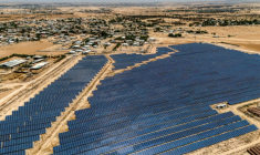Vue aérienne de panneaux solaires dans une centrale électrique pour la communauté bédouine du village de Tirabin al-Sana, dans le désert du Néguev, au sud d'Israël, le 11 juin 2025 ( AFP / Menahem KAHANA )