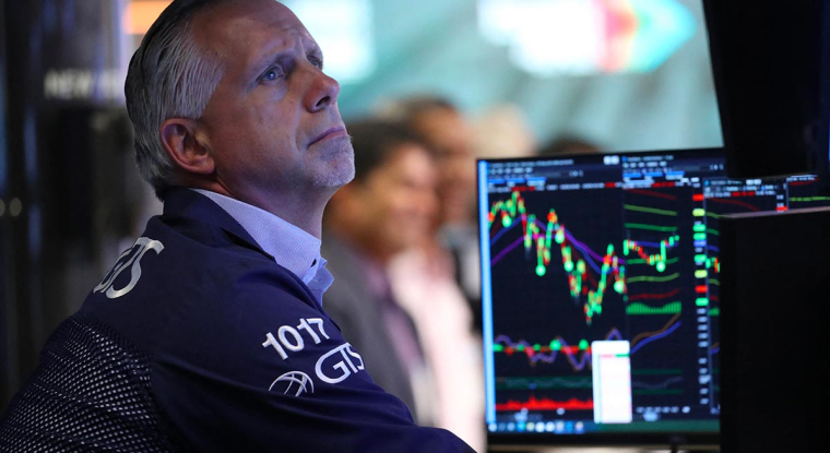 L'inflation et les mauvaises perspectives économiques ont entrainé une chute des marchés. Les conséquences semblent inévitables pour les entreprises cotées. Pour autant, se détourner des actions ne semble pas un bon choix. (© AFP)