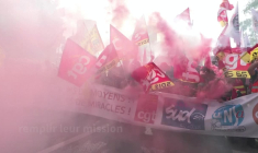 Sirènes hurlantes, les pompiers manifestent à Paris