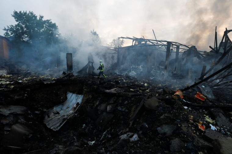 Photo des dégâts après une série d'attaques aériennes russes à Kyiv