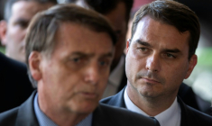 Jair Bolsonaro (g), alors président du Brésil , et son fils Flavio Bolsonaro (d), le 28 novembre 2018 à Brasilia ( AFP / Sergio LIMA )
