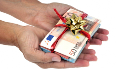 (Verser des étrennes à Noël : comment bien gérer la somme dédiée et éviter les arnaques ? - Crédit photo : Adobe Stock)