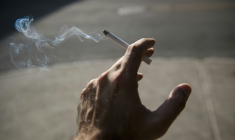 Les prix de certains paquets de cigarettes vont augmenter au 1er janvier 2026, jusqu'à 50 centimes ( AFP / ANDREJ IVANOV )