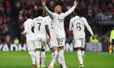 La presse madrilène n'a bientôt plus de superlatifs pour Mbappé