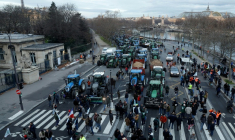 Des tracteurs stationnés le long de la Seine lors d'une manifestation d'agriculteurs devant l'Assemblée nationale à Paris, le 13 janvier 2026 ( AFP / GEOFFROY VAN DER HASSELT )