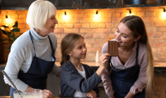 Le chocolat n’oppose pas les adultes et les enfants, il est aussi vecteur de partage, de convivialité gourmande. (crédit: Adobe Stock)
