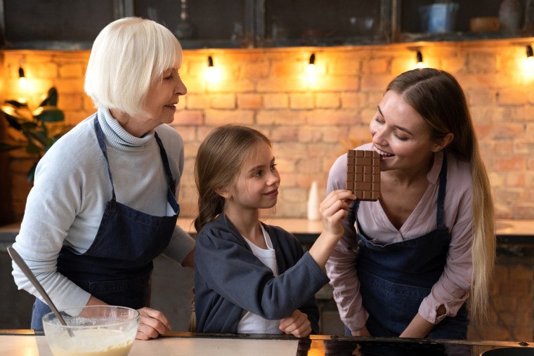 Le chocolat n&rsquo;oppose pas les adultes et les enfants, il est aussi vecteur de partage, de convivialit&eacute; gourmande. (cr&eacute;dit: Adobe Stock)