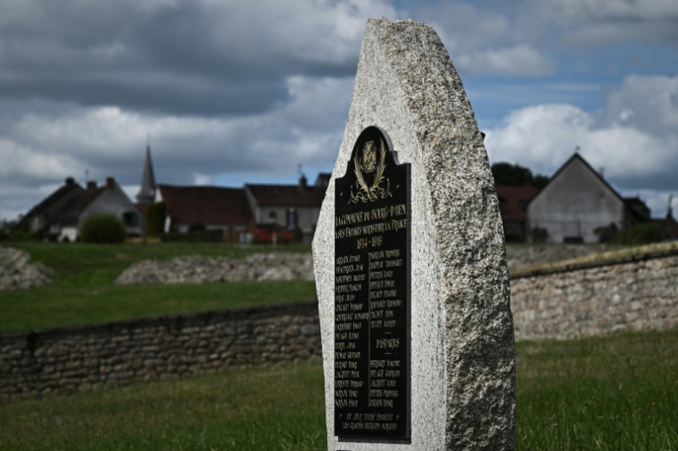 Un monument aux morts portant une liste de soldats tués lors de la Première Guerre mondiale dans le  cimetière de Le Bourg-d'Hem, dans la Creuse, le 1er juin 2026  ( AFP / Philippe LOPEZ )