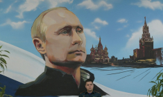 Un panneau mural représentant Vladimir Poutine et la Place rouge, le 20 septembre 2026 dans un bureau de vote de Donetsk, dans les territoires ukrainiens occupés par la Russie ( AFP / STRINGER )
