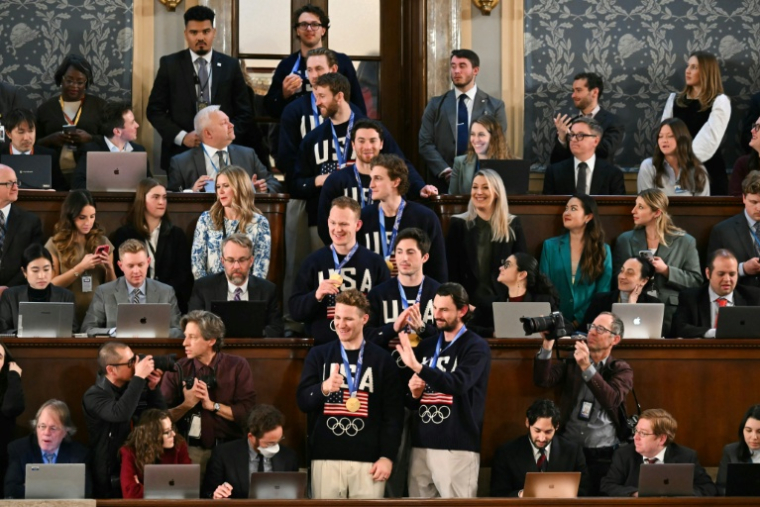 L'équipe américaine de hockey sur glace saluée lors du discours de Donald Trump devant le Congrès le 24 février 2026 à Washington ( AFP / ANDREW CABALLERO-REYNOLDS )