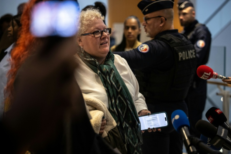 Delphine J, aussi connue sous le nom d'Amandine Roy, au tribunal de Paris pour son procès avec neuf autres personnes accusées de cyberharcèlement sexiste à l'encontre de Brigitte Macron, le 27 octobre 2025 ( AFP / Guillaume BAPTISTE )