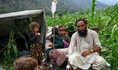 Un Afghan blessé recevant un traitement par intraveineuse le 1er septembre 2025 à Nurgal, dans l'Est de l'Afghanistan, où un séisme a fait plus de 2.200 morts ( AFP / Wakil Kohsar )