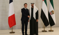 Le président français Emmanuel Macron (G) et le président émirati cheikh Mohammed ben Zayed Al Nahyane lors d'une visite du musée national Zayed d'Abou Dhabi, le 21 décembre 2025 ( AFP / Ludovic MARIN )