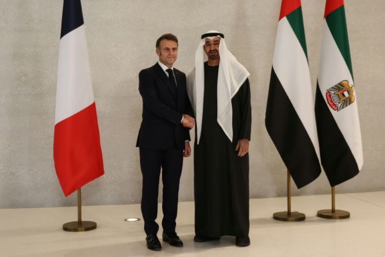 Le président français Emmanuel Macron (G) et le président émirati cheikh Mohammed ben Zayed Al Nahyane lors d'une visite du musée national Zayed d'Abou Dhabi, le 21 décembre 2025 ( AFP / Ludovic MARIN )