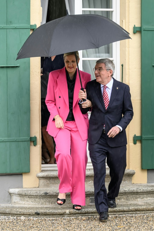 Kirsty Coventry et Thomas Bach arrivant à la Maison de l'olympisme de Lausanne le 23 juin 2025. De la nouvelle présidente du Comité internationale olympique (CIO), son prédécesseur souligne qu'"elle reflète la véritable nature mondiale de notre mouvement et son orientation vers la jeunesse" ( AFP / Fabrice COFFRINI )