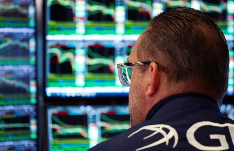 Un trader travaille à la bourse de New York (NYSE)