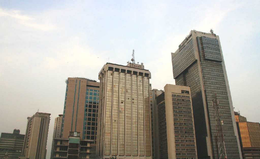 Immeubles de la ville de Lagos, au Nigeria. (crédit : Clara Sanchiz / Flickr)