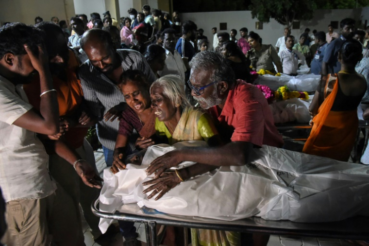Des proches éplorés entourent le corps d'une victime tuée dans une bousculade la veille au soir lors d'un rassemblement de campagne de l'homme politique et ancien acteur Vajay, dans l'État du Tamil Nadu, le 28 septembre 2025 en Inde ( AFP / - )