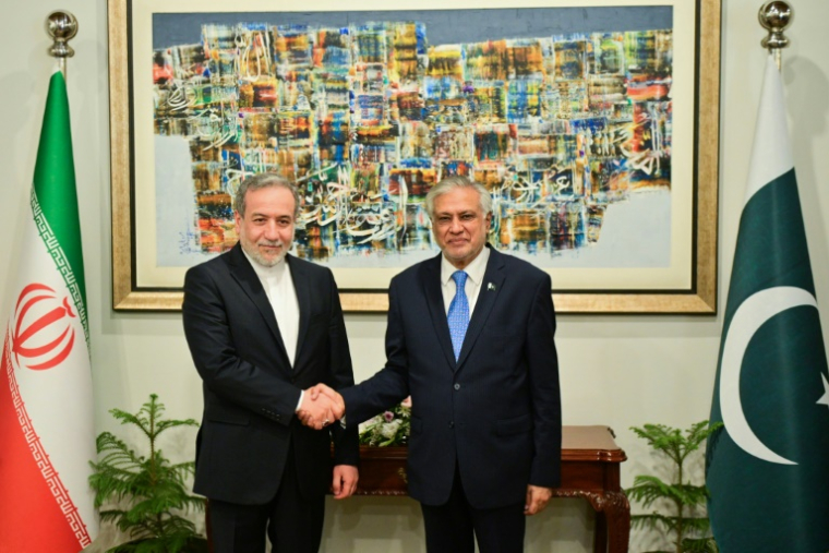 Photo diffusée le 5 mai 2025 par le ministère pakistanais des Affaires étrangères montrant le ministre pakistanais des Affaires étrangères Ishaq Dar (d) et son homologue iranien Abbas Araghchi, lors d'une rencontre à Islamabad ( Ministère pakistanais des Afffaires étrangères / - )