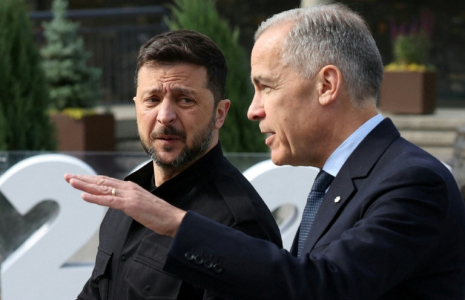 Le président ukrainien Volodymyr Zelensky (à gauche) et le Premier ministre canadien Mark Carney lors du sommet du G7 à Kananaskis le 17 juin 2025 dans les Rocheuses canadiennes. ( POOL / Suzanne Plunkett )