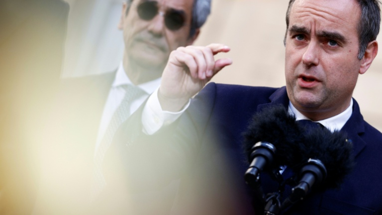 Le Premier ministre Sébastien Lecornu devant la presse à l'issue d'une réunion gouvernementale consacrée à l'énergie à l'hôtel de Matignon à Paris, le 21 avril 2026 ( AFP / Kenzo TRIBOUILLARD )