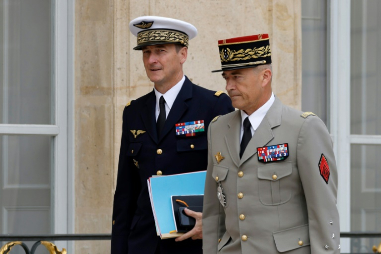 Le chef d'état-major des armées du président de la République (CEMP) Fabien Mandon (g) et le chef d'état-major des armées, le général Thierry Burkhard (d), à la sortie du Conseil des ministres à l'Élysée, le 3 juillet 2024 à Paris ( AFP / Ludovic MARIN )