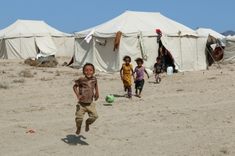Des enfants jouent dans le camp de déplacés d'Al-Farsi, près d'Aden, au Yémen, le 17 septembre 2026 ( AFP / Mohamad Hakim )