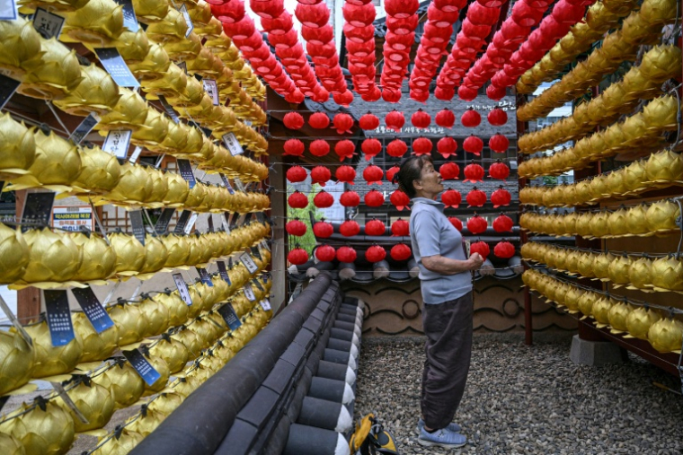 Cette photo prise le 2 juillet 2026 montre un fidèle priant au temple Jogyesa, à Séoul. ( AFP / Jade GAO )