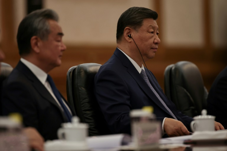 Le président chinois Xi Jinping (d) à l'ouverture du 25e sommet Union européenne - Chine au Grand Palais du Peuple à Pékin, le 24 juillet 2025 ( POOL / Andres MARTINEZ CASARES )