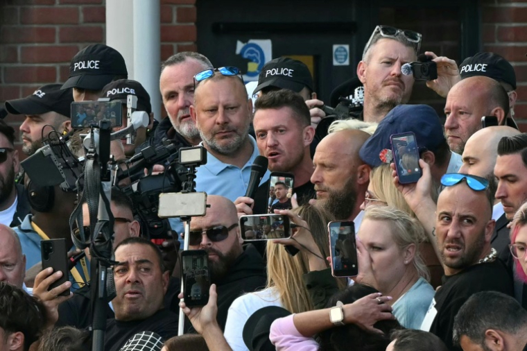 Le militant d'extrême droite anti-musulman Tommy Robinson (c) s'adresse aux manifestants protestant contre la gestion par la police de l'enquête sur la mort de l'étudiant Henry Nowak, après la condamnation de son meurtrier, Vickrum Digwa, le 2 juin 2026 à Southampton, dans le sud de l'Angleterre ( AFP / JUSTIN TALLIS )