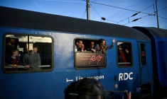 Des passagers saluent les journalistes depuis un wagon du premier train de nuit de la ligne Paris-Berlin gérée par la compagnie néerlando-belge European Sleeper, au départ de la Gare du Nord à Paris, le 26 mars 2026 ( AFP / JULIEN DE ROSA )