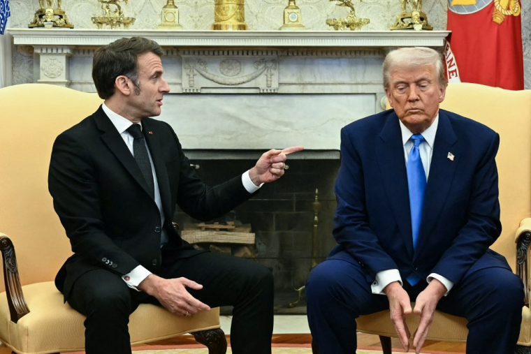 Emmanuel Macron et Donald Trump à Washington, aux États-Unis, le 24 février 2025. ( AFP / JIM WATSON )