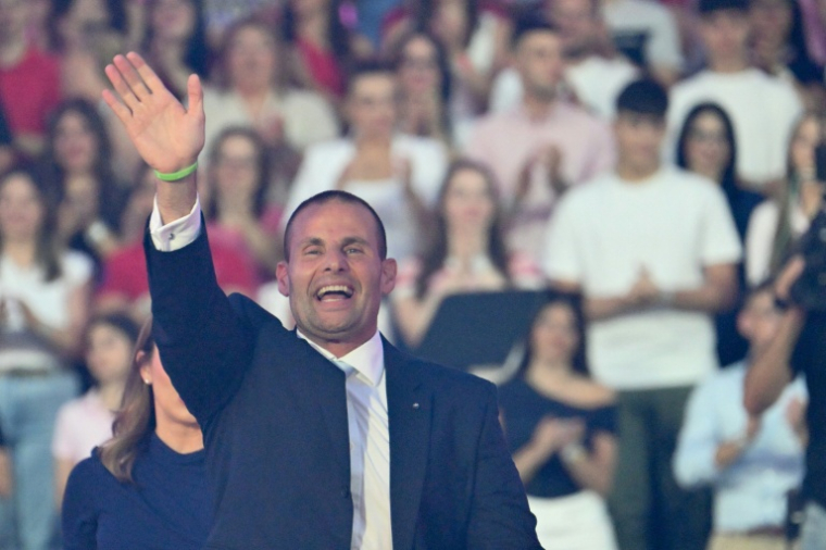 Le Premier ministre travailliste maltais, Robert Abela, salue ses partisans, le 28 mai 2026 à La Valette  ( AFP / Alberto PIZZOLI )